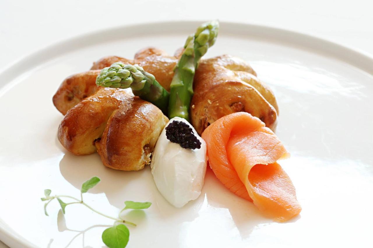 Le Meridien Cidde Dış mekan fotoğraf Caviar with asparagus and salmon