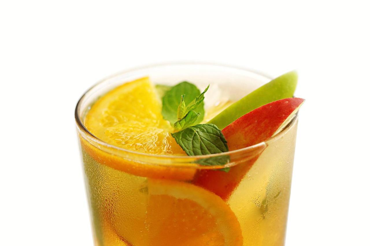 Le Meridien Cidde Dış mekan fotoğraf A glass of fruit punch