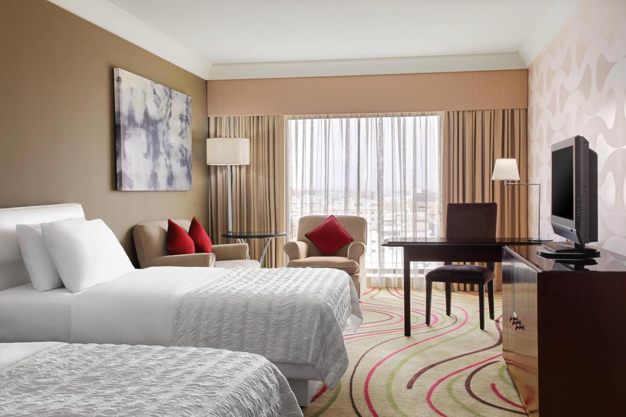 Le Meridien Cidde Dış mekan fotoğraf A guest room at the Sheraton Jumeirah Hotel