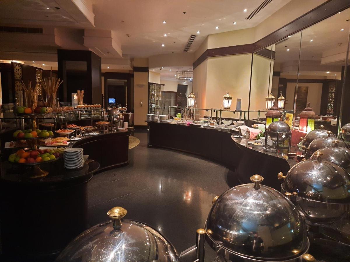 Le Meridien Cidde Dış mekan fotoğraf The buffet at the hotel