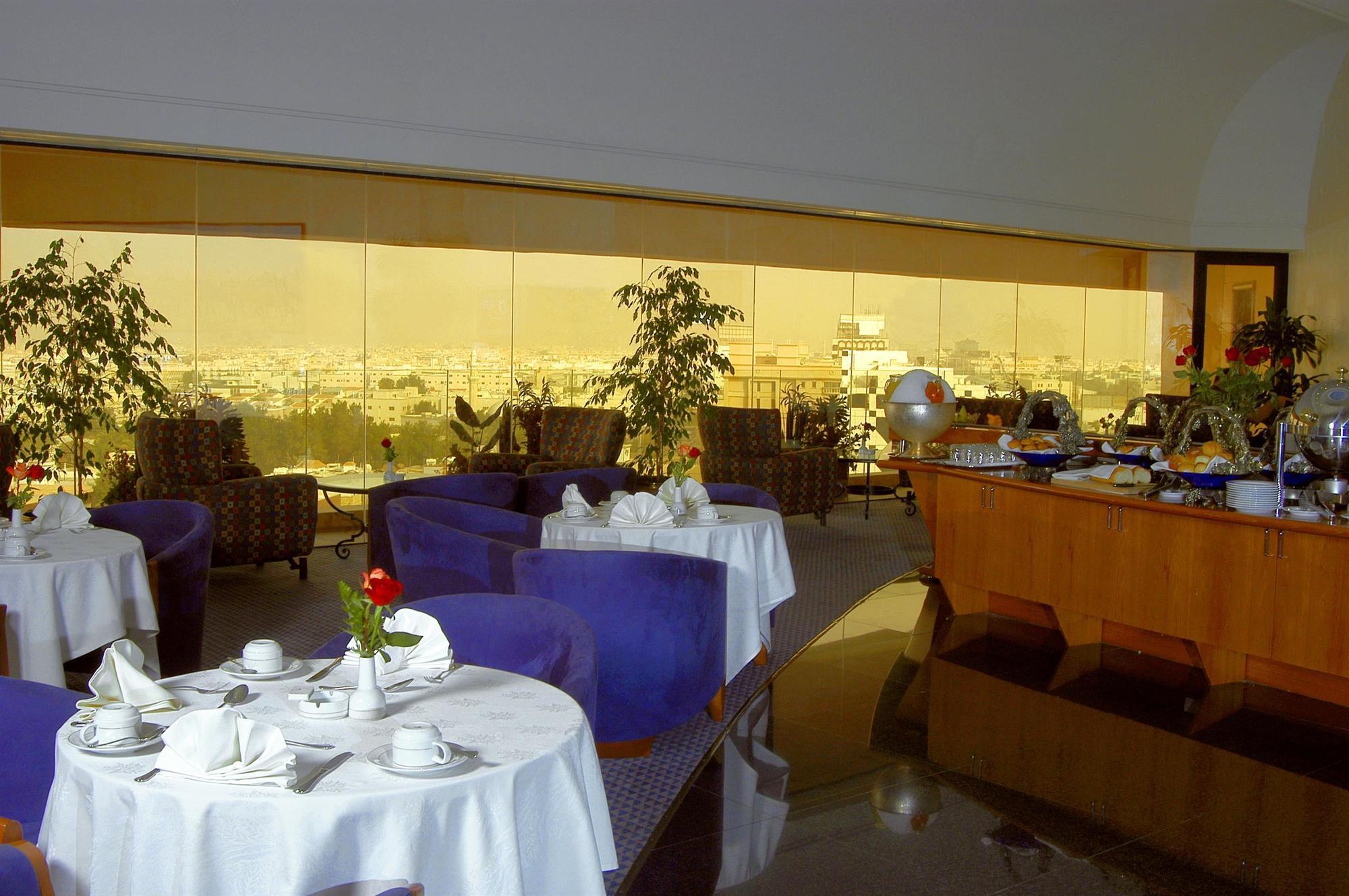 Le Meridien Cidde Dış mekan fotoğraf The restaurant